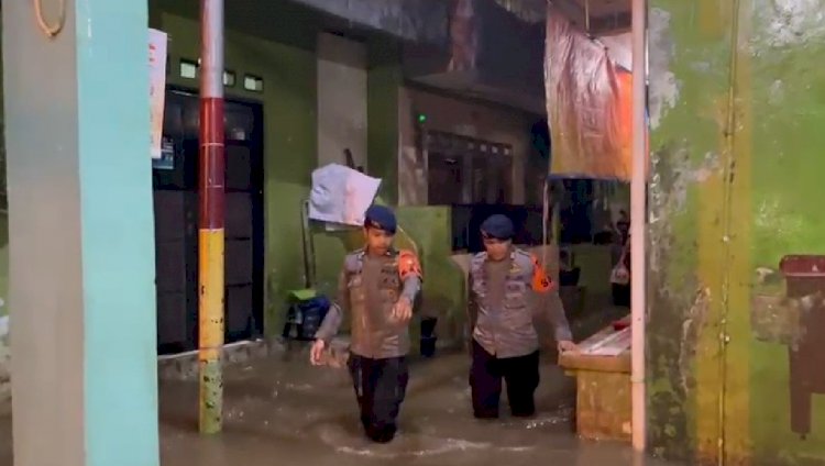 Brimob Polda Metro Jaya Laksanakan Patroli Siaga Banjir di Jati Padang, Distribusikan Bantuan ke Warga