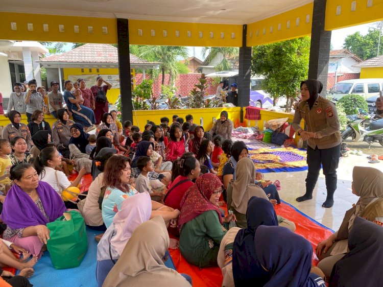 Polwan Polres Metro Bekasi dan Tim Psikologi Polda Metro Jaya Gelar Trauma Healing Korban Banjir di Tambelang