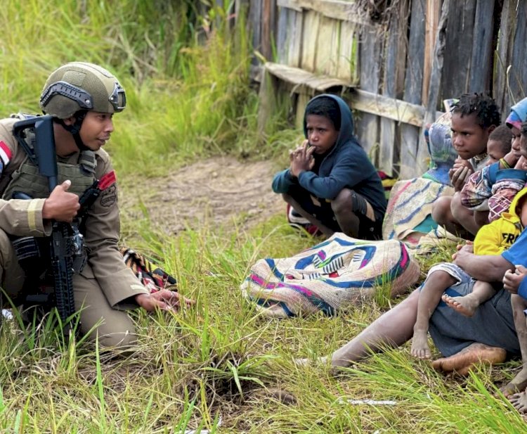 Satgas Ops Damai Cartenz 2025 Gelar Patroli dan Bagi Sembako di Distrik Omukia, Puncak Papua Tengah