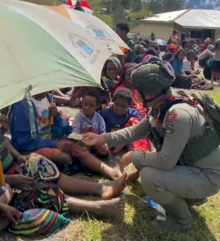 Satgas Ops Damai Cartenz Sambangi Warga Sinak, Hadirkan Rasa Aman dan Kehangatan di Tengah Masyarakat