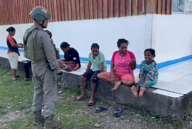 Satgas Ops Damai Cartenz Gelar Patroli Humanis di Yahukimo