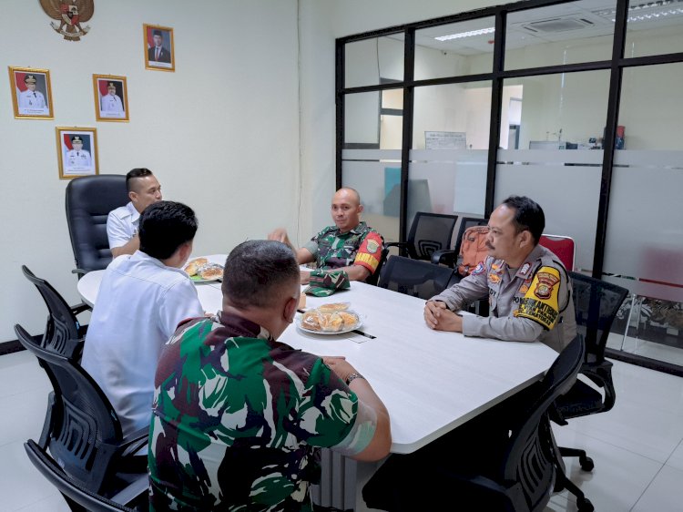 Bhabinkamtibmas Dampingi Danramil Kunjungan ke Kantor Kelurahan Utan Panjang