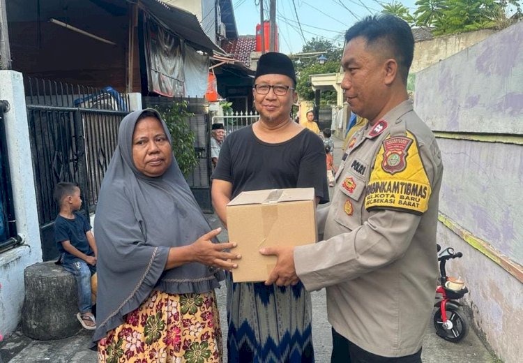 Door to Door Kapolsek Bekasi Barat Berikan Bantuan Paket Sembako kepada Janda Lansia