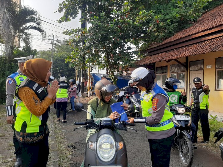 Polres Pekalongan Tindak Pelanggar di Tugu 0 Km Kajen dalam Giat Operasi Patuh Candi 2025