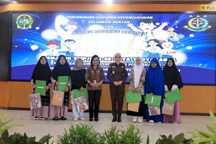 Kejaksaan Tinggi DIY Serahkan Dokumen Kependudukan Kepada Kelompok Rentan