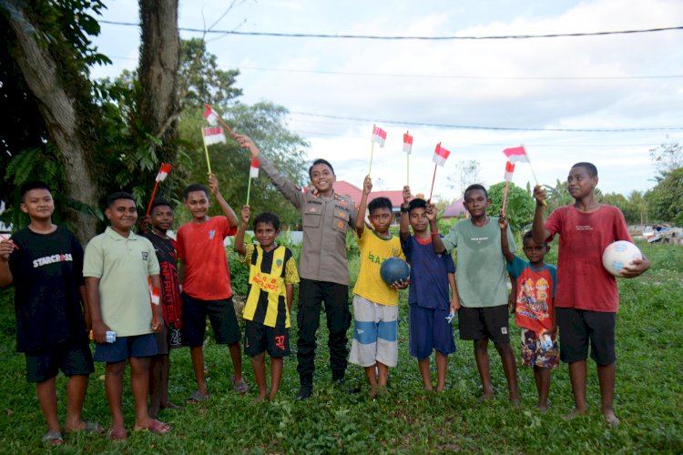 Satgas Ops Damai Cartenz Bangun Kedekatan Lewat Bermain Sepak Bola Bersama Anak-Anak Mimika