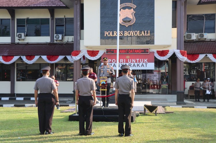 Pimpin Upacara Penghargaan, Kapolres Boyolali Berikan Kenaikan Pangkat Tiga Anggotanya